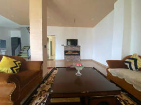 3 bedroom cottage with hot tub/ barbecue/Himalaya